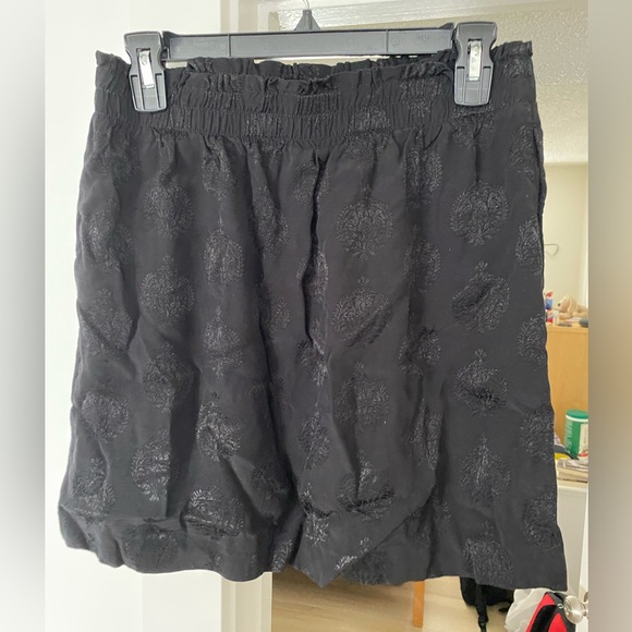 Black baroque patterned mini skirt with elastic waist - Picture 2 of 3